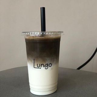 Iced hojicha latte