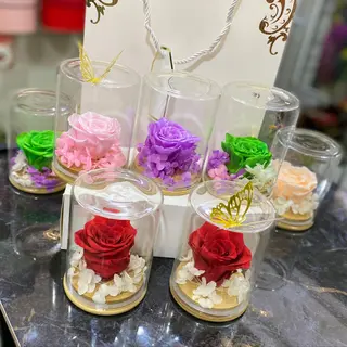 Une rose éternelle et un sac, le cadeau parfait