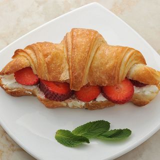 CROISSANT STRAWBERRY CHEESE