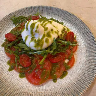 Salade burrata tomate pesto