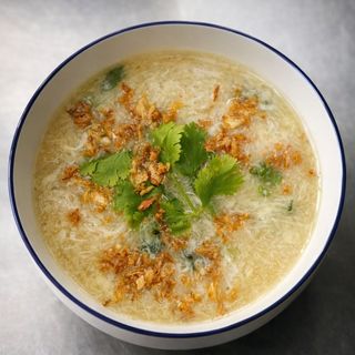 Soupe d'asperge au crabe