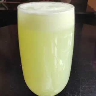 عصير ليمون حامض بالحليب