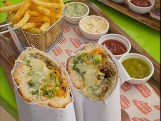 2 Bocadilos tortilla avec 2 citronnade ( avec frites )