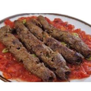 Kebab sur purée de tomates - Altı ezmeli kebap