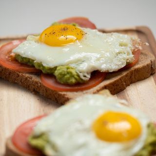 Tartine avocat aux œufs aux plat