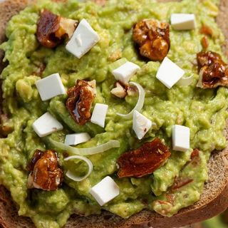 Tartine avocat noix caramélisées