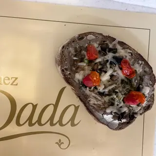 Tartine tomate mozza sur pain de campagne