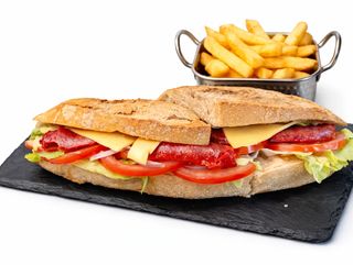Sandwich Saucisse de Poulet et frites