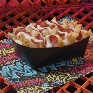 Frite sauce fromagère maison + Pepperoni !