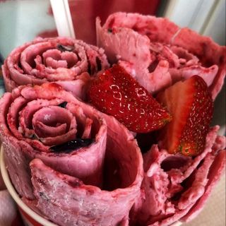 Ice crème rolls fraise