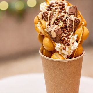 Bubble waffle kinder bueno chantilly crème kinder bueno