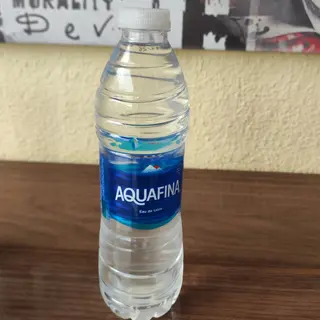 Eau plate