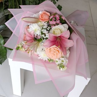 Lys, roses, œillets, chrysanthèmes, anthirrhinum