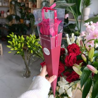 Fleur avec emballage rouge chic