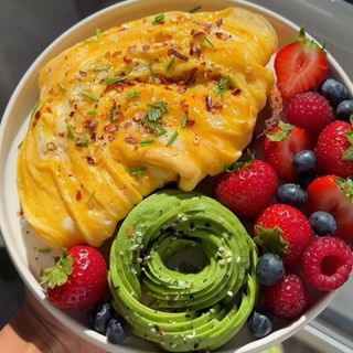 Assiette omelette avocat fruits