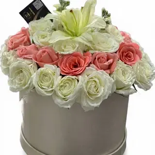 Coffret avec des fleurs blanc et saumon
