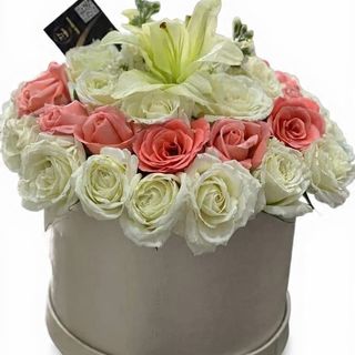 Coffret avec des fleurs blanc et saumon