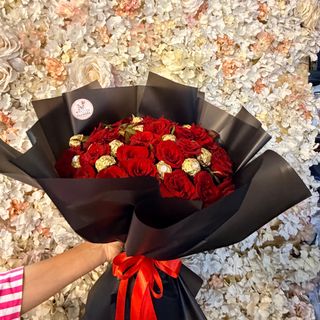 Black Royal Ferrero — Roses rouges & Ferrero en emballage noir luxe