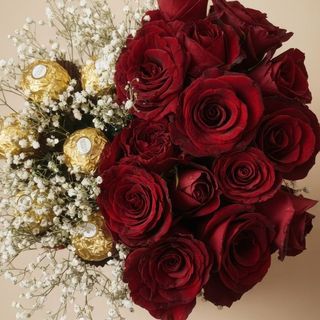 Petite Boîte Cœur de Roses Rouges et Chocolat Ferrero avec Gypsophile
