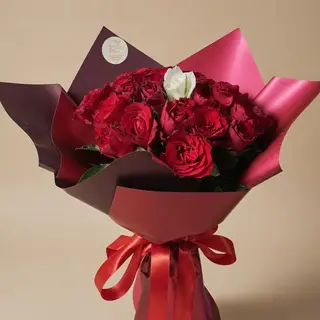 Bouquet des rose rouge et une seul rose blanches