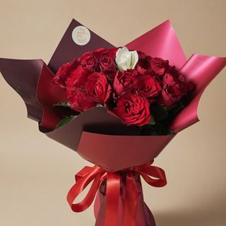 Bouquet des rose rouge et une seul rose blanches