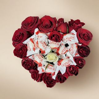 Boîte des roses rouge et chocolat rafaello