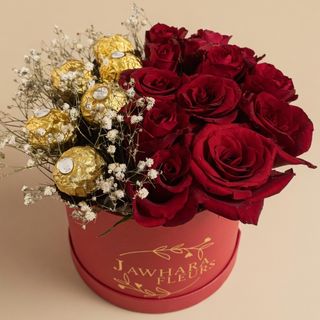Petite boîte garnie de roses rouges et de chocolat ferrero