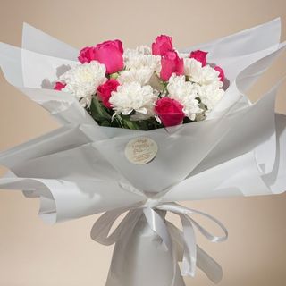Bouquet Mix des rose rose et fleurs blanches