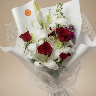 Bouquet lily's avec des rose rouges