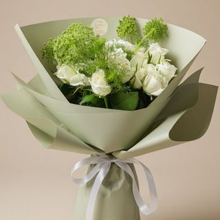 Bouquet de 20 Roses Rouges avec Fleurs Vertes