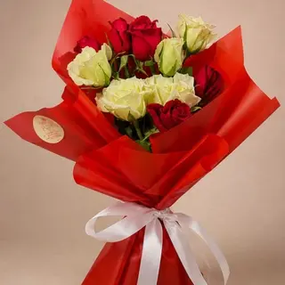 Petit bouquet 12 rose rouge et blanche
