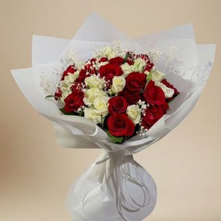 Bouquet de 40 Roses Rouges et Blanches avec Gypsophile