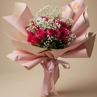 Bouquet des rose rose avec gypsophile
