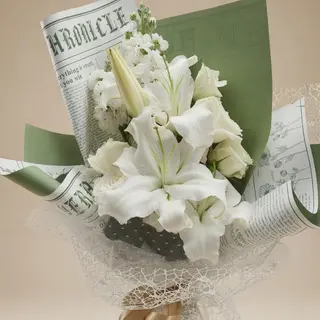 Bouquet de fleurs avec des lily's et des rose blanches