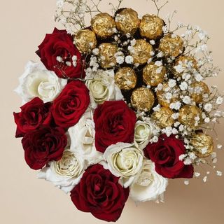 Boite moyenne mix des rose rouge et blanche et chocolat Ferrero