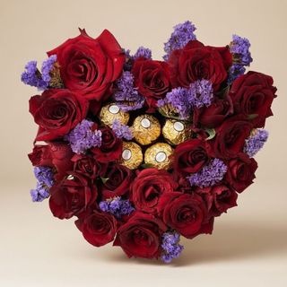 Boîte fleurs rouge avec des fleurs mauve et chocolat Ferrero