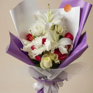 Bouquet de fleurs avec des lily's et cinq rose blanche et 5 rose rose