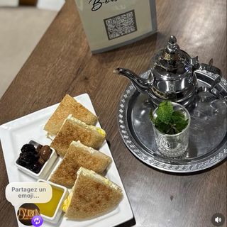 Pain avec jben, oeuf, huile d olive acompagné avec thé ou café
