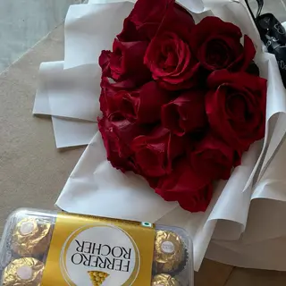 Bouquet de 15 roses rouges accompagné de chocolat
