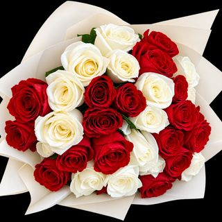 Passion Éternelle 35– Bouquet de Roses Rouges & Blanches