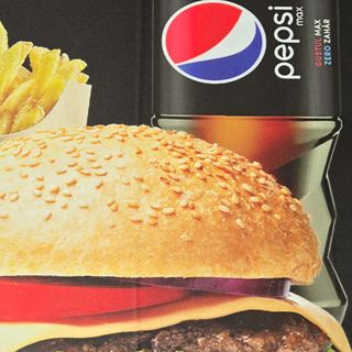 Burger cu carne de vita cu cartofi pai și Pepsi