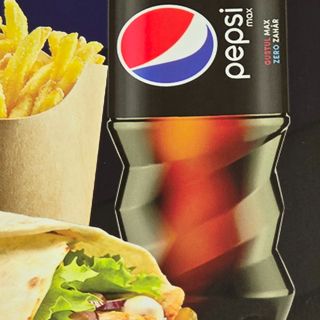 Kebab mare cu carne de pui cu cartofi pai și Pepsi