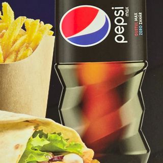 Kebab mic cu carne de pui cu cartofi pai și Pepsi