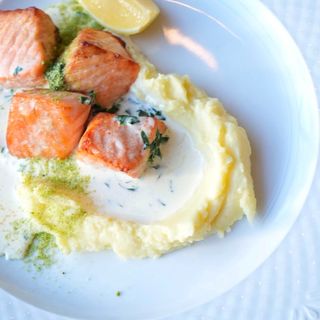 Somon in sos cremos cu piure de cartofi 