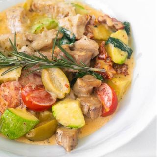 Coapsă de pui in sos de smântână cu legume