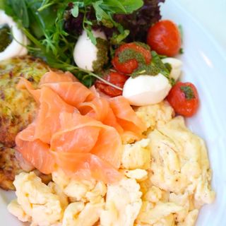 Mic dejun mare cu somon