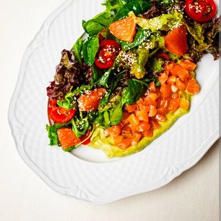 Salată cu somon, grapefruit și mousse de avocado