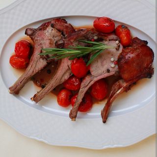 Costiță de vițel cu sos demi-glace și roșii cherry