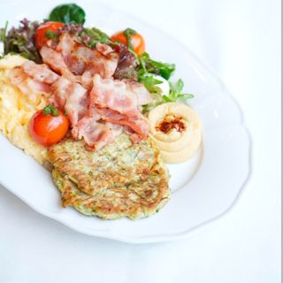 Mic dejun mare cu șuncă și hummus