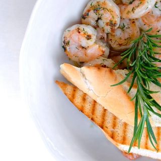 Creveți în unt topit cu usturoi